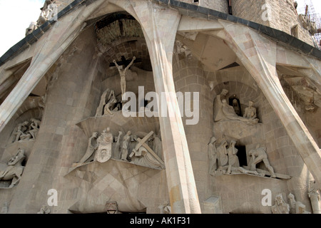 Sculptures sur l'entrée de Temple Expiatori Basílica je de la Sagrada Familia, Eixample, Barcelone, Catalogne, Espagne Banque D'Images