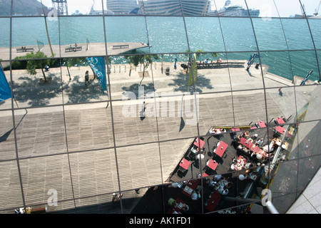 Reflet dans le miroir de l'entrée du centre commercial Maremagnum, Port Vell, Barcelone, Catalogne, Espagne Banque D'Images