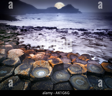 Fr - IRLANDE DU NORD : Lune sur Giant's Causeway Banque D'Images