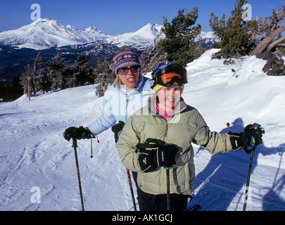 USA OREGON CASCADE MOUNTAINS deux skieurs profitez d'une belle journée haut sur les pentes du Mont Bachelor Ski Area Banque D'Images