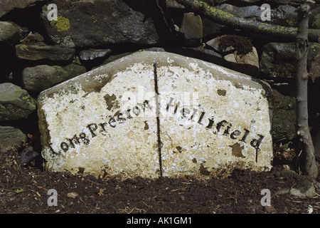 La limite de la paroisse pierre début C19, pliez Gate, Hellifield, Craven, répertorié structure, North Yorkshire, UK, Europe Banque D'Images