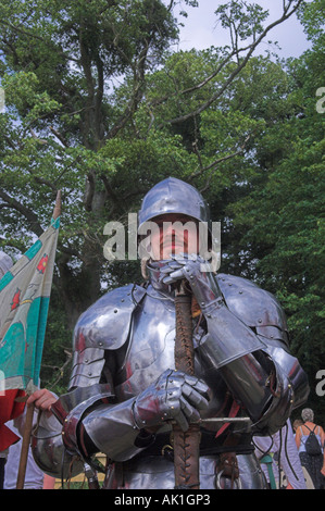 Libre de l'homme en costume d'armure holding sward au reenactment médiéval Banque D'Images