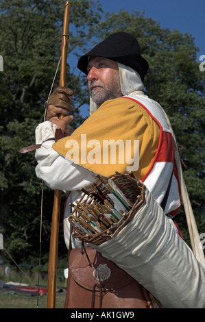 Longbow archer Festival médiéval joute au château de Berkeley près de Bristol Gloucestershire Stroud Banque D'Images