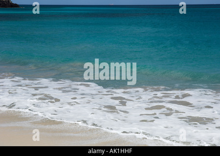 Plage de douces vagues bleu de la mer plage de Grand'Anse Caraïbes Grenade Banque D'Images