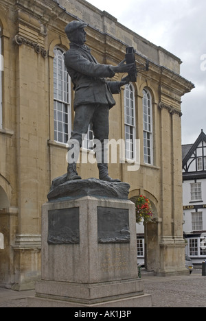 Statue de Charles Stewart Rolls, la renommée de Rolls-Royce, dans Agincourt Square, Monmouth, Wales Banque D'Images