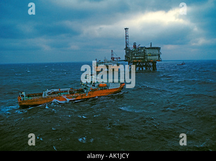 Industrie pétrolière. Plate-forme off-shore. Navire en mer agitée. Banque D'Images