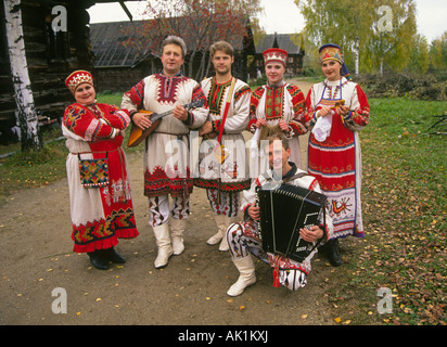 Un groupe de musiciens russes habillés en vêtements traditionnels dans un petit village isolé sur les rives de la Volga Banque D'Images