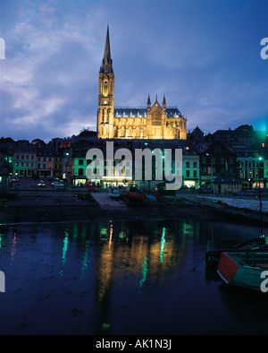 L'Irlande. Le comté de Cork. La Cathédrale Saint Colman à Cobh avec Harbour au crépuscule. Banque D'Images