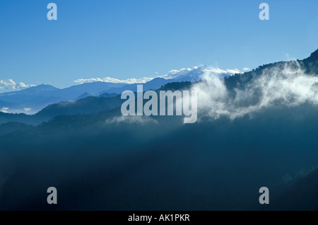 Rayons de soleil sur les montagnes couvertes de forêt près de Tandayapa - montagnes des Andes, l'Equateur en Amérique du Sud Banque D'Images