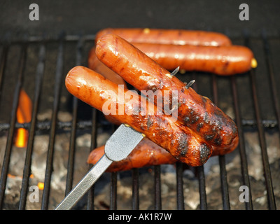 Hot dog rôti sur un gril extérieur lors d'un barbecue d'été Banque D'Images