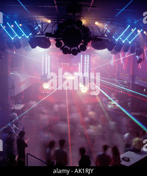 Night club foule. Laser light show. Banque D'Images