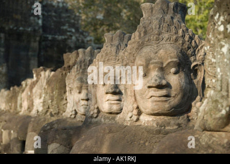 Démon de pierre sur le pont naga à la porte sud d'Angkor Thom Angkor Phnom Penh Cambodge Banque D'Images