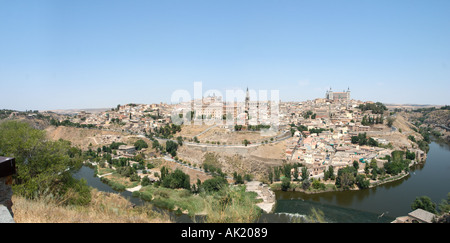 Vue sur le Tage et la vieille ville, Toledo, Castilla-La-Mancha, Espagne Banque D'Images