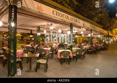 Sidewalk cafe la nuit, Plaza Bib Rambla, Grenade, Andalousie, Espagne Banque D'Images