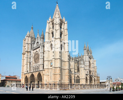 Façade ouest de la cathédrale, la Plaza Regia, Leon, Castilla y Leon, Espagne Banque D'Images