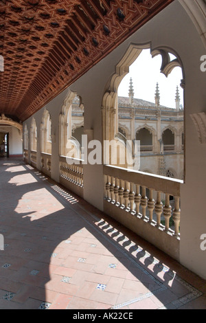 Cloître supérieur dans le monastère de San Juan de los Reyes avec plafond mudéjar, Tolède, Castille la Manche, Espagne Banque D'Images