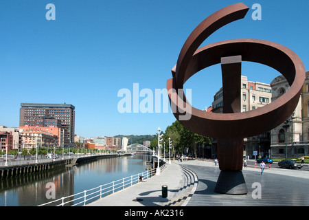 Sculpture sur la rive près de la Puente de Ayuntamiento, Bilbao, Pays Basque, Espagne Banque D'Images