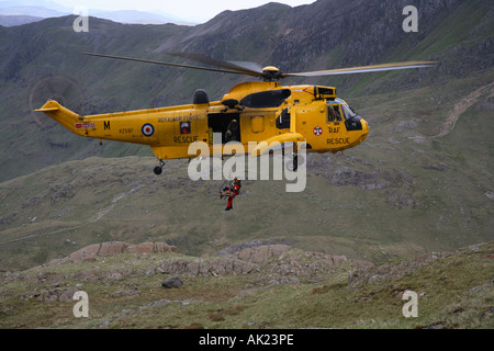 Hélicoptère de sauvetage de la RAF Mont Snowdon formation de galles Banque D'Images