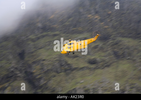 Hélicoptère de sauvetage de la RAF Mont Snowdon au Pays de Galles Banque D'Images