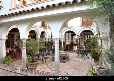 Cordobes patio à l'Hôtel Conquistador, Cordoue, Andalousie, Espagne Banque D'Images