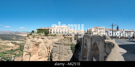 Ronda, Espagne. Vue panoramique sur la Gorge El Tajo de Ronda, le Puente Nuevo, Andalousie, Espagne Banque D'Images