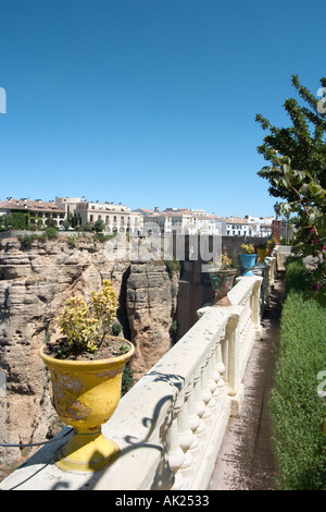 Balcon dans les jardins de la Casa del Rey Moro surplombant la Gorge El Tajo, Ronda, Andalousie, Espagne Banque D'Images