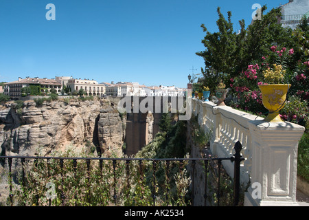 Balcon dans les jardins de la Casa del Rey Moro surplombant la Gorge El Tajo, Ronda, Andalousie, Espagne Banque D'Images