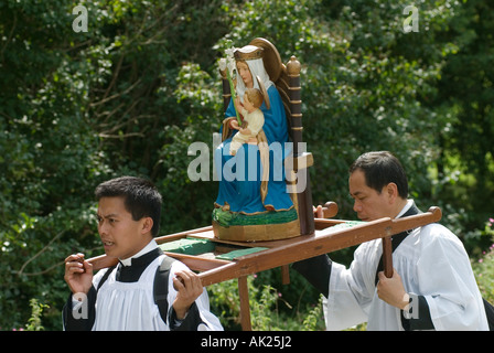 Pèlerinage de Walsingham. Statue de Madonna et enfant notre Dame de Walsingham est portée à une messe en plein air dans Little Walsingham, Norfolk 2006 2000 Banque D'Images