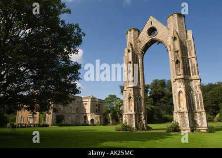 Abbey Manor House et la ruine de l'abbaye. Little Walsingham North Norfolk Angleterre East Anglia UK années 2006 2000 HOMER SYKES Banque D'Images