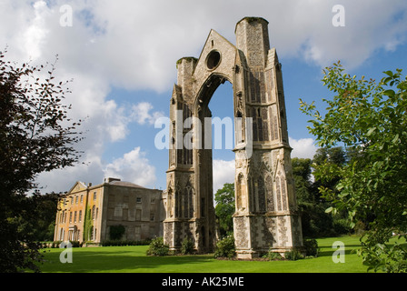 Abbey Manor House et la ruine de l'abbaye. Little Walsingham North Norfolk Angleterre East Anglia UK années 2006 2000 HOMER SYKES Banque D'Images