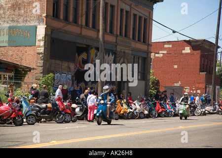 Scooter club membres park sur la rue en face de Jules Mayes Taverne dans zone de Georgetown de Washington Seattle USA Banque D'Images