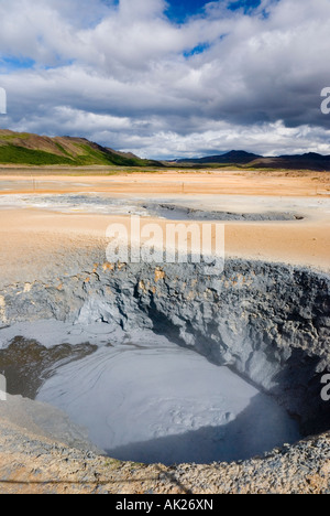 Dans le bain de boue bouillonnante zone géothermique de Krafla, Islande. Banque D'Images