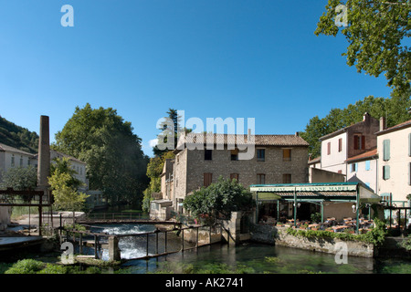 Restaurant au bord de la rivière Sorgue à Fontaine de Vaucluse, Provence, France Banque D'Images