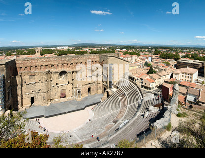 Vue sur le théâtre romain (Théâtre Antique) de la colline St EUTROPE, Orange, Provence, France Banque D'Images