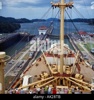 Vue prise en 1966 du navire en passant par les écluses du Canal de Panama jusqu'au niveau de la mer Panama Amérique Centrale Banque D'Images