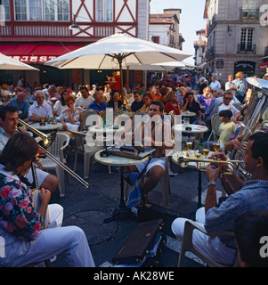 Café animé avec la scène jazz locale de divertir au bar en plein air tandis que les gens s'assoient avec boissons à St Jean-de-Luz Banque D'Images