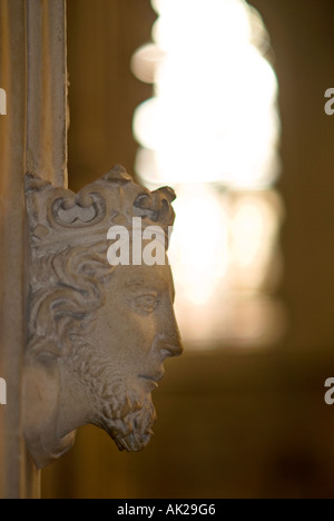 Détail de la sculpture sur pierre complexes d'une tête couronnée sur un pilier en pierre dans la chapelle du Magdalen College à l'Université d'Oxford en Angleterre Banque D'Images