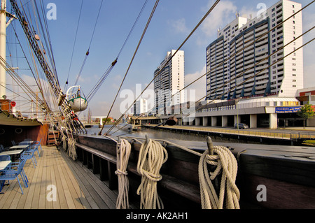 Sur un sailingship, sous-marin dans l'arrière-plan, Bremerhaven, Brême, Allemagne Banque D'Images