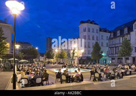 Restaurant la nuit à proximité de la Musée des beaux-arts, Rouen, Normandie, France Banque D'Images