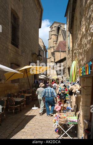 Ruelle de la vieille ville avec la cathédrale à l'extrémité, Sarlat, Périgord Noir, Dordogne, France Banque D'Images