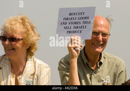 Homme d'âge moyen avec une pancarte appelant à un boycott des produits israéliens Banque D'Images