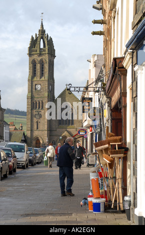 Peebles High Street avec Peebles église située à l'arrière-plan. Banque D'Images