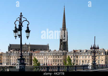 Pont de Pierre et le clocher de l'église de St Michel, Garonne, Vieille Ville, Bordeaux, Aquitaine, France Banque D'Images