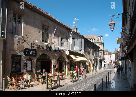 Café avec terrasse dans la vieille ville, Beaune, Côte d'Or, Bourgogne, France Banque D'Images