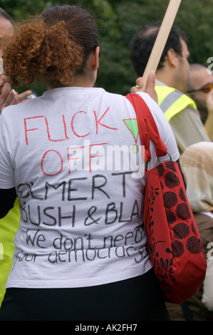 Femme portant un tshirt avec message à Olmert, Bush, Blair, à protester contre la guerre Banque D'Images