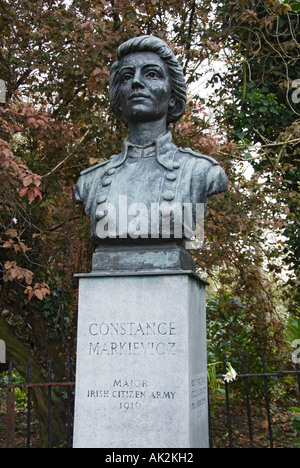 Irlande Dublin St Stephens Green buste en bronze de Constance Markievicz 1869 1927 1916 de l'Armée citoyenne irlandaise majeur Banque D'Images