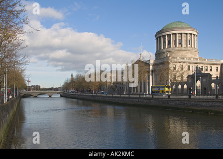 Irlande Dublin quatre cours à travers la rivière Liffey Banque D'Images