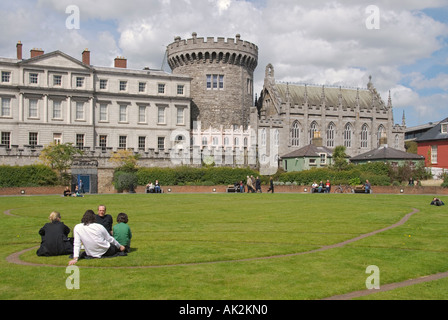 Jardin du Château de Dublin Irlande groupe de gens assis sur la pelouse Banque D'Images