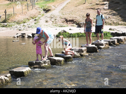 Sur la famille des tremplins rivière Dove et Dovedale Parc national de Peak District, Derbyshire, Angleterre Banque D'Images