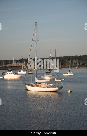 Bateaux sur la rivière Deben Woodbridge Suffolk Angleterre Banque D'Images